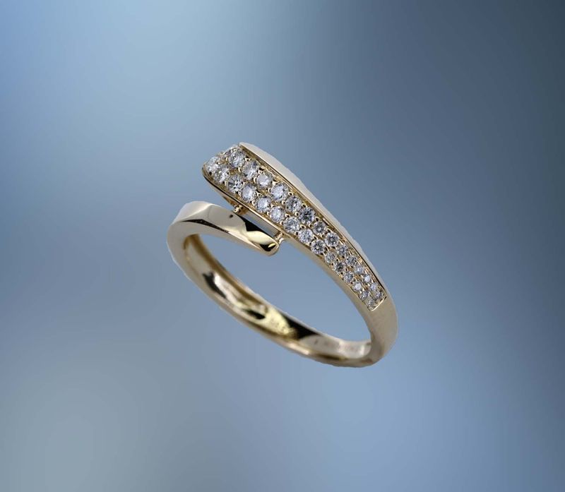 14KT YELLOW GOLD DIAMOND RING FEATURING 30 ROUND BRILLIANT CUT  DIAMONDS TOTALING .25 CTS