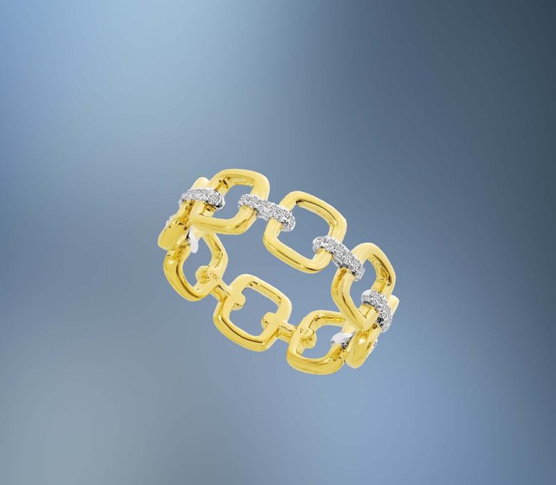 14KT YELLOW GOLD DIAMOND LINK BAND RING FEATURING ROUND BRILLIANT CUT DIAMONDS TOTALING 0.13 CTS