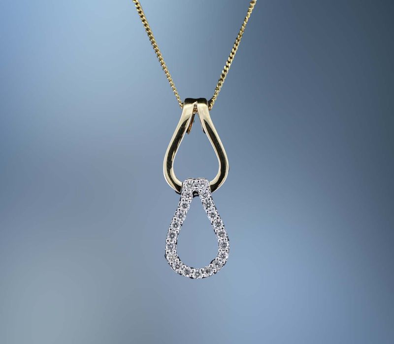 14KT TWO-TONE DIAMOND PENDANT FEATURING 21 ROUND BRILLIANT CUT DIAMONDS TOTALING 0.18 CTS