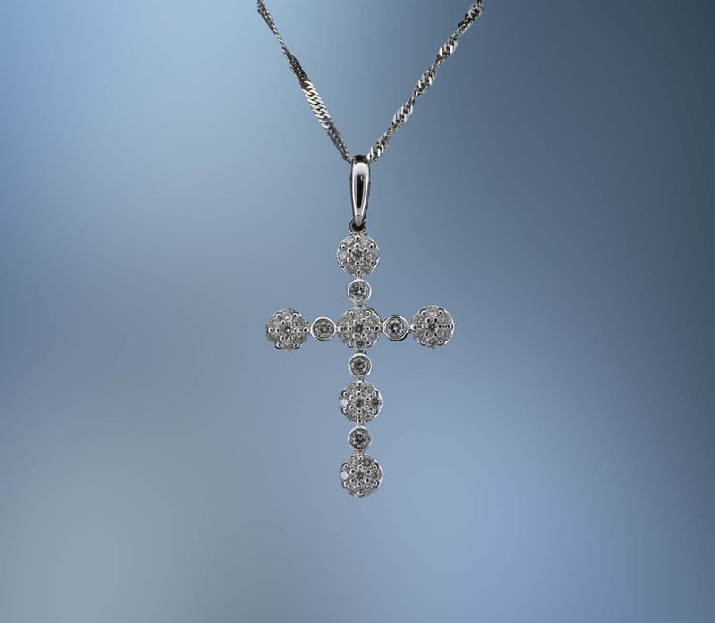 14KT WHITE GOLD AND DIAMOND CROSS PENDANT FEATURING 47 ROUND BRILLIANT CUT DIAMONDS TOTALING 0.46 CTS