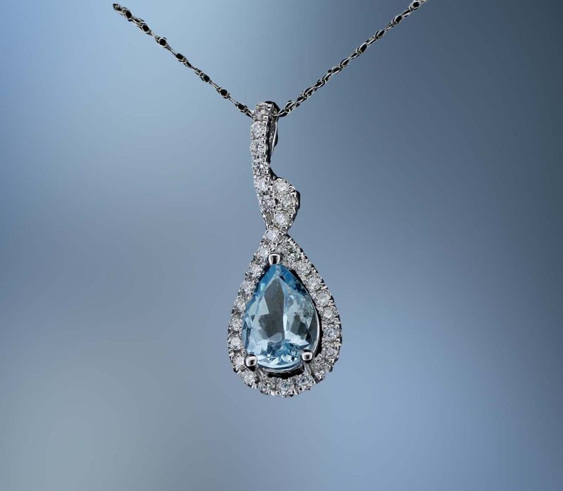 14KT WHITE GOLD DIAMOND & AQUAMARINE DIAMOND PENDANT FEATURING A 1.10 CT AQUAMARINE & DIAMONDS TOTALING .30 CTS