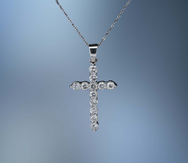 14KT WHITE GOLD DIAMOND CROSS PENDANT FEATURING 12 ROUND BRILLIANT DIAMONDS TOTALING 1.12 CTS