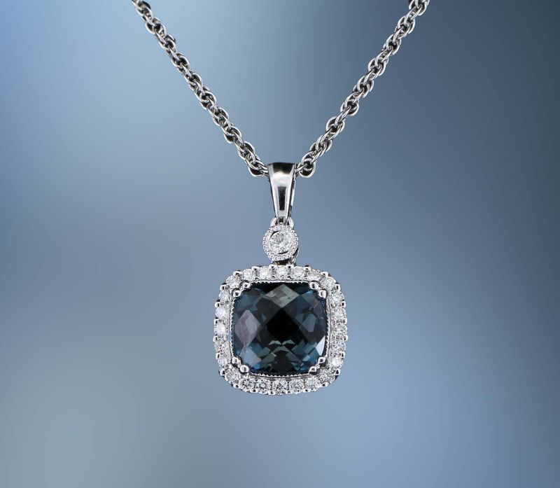14KT WHITE GOLD NECKLACE  & CHAIN FEATURING A BLUE TOPAZ TOTALING 1.63 CTS  AND 25 ROUND BRILLIANT CUT  DIAMONDS TOTALING 0.17 CTS