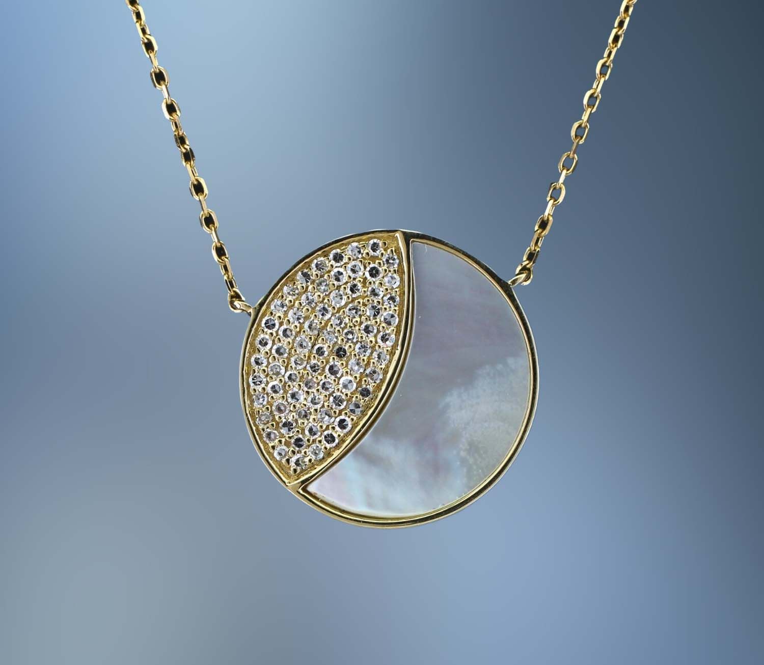 14KT YELLOW GOLD MOTHER OF PEARL AND DIAMOND PENDANT FEATURING ROUND BRILLIANT CUT DIAMONDS TOTALING .20 CTS. WITH AN ADJUSTABLE 18 14KT YELLOW GOLD MOTHER OF PEARL AND DIAMOND PENDANT FEATURING ROUND BRILLIANT CUT DIAMONDS TOTALING .20 CTS. WITH AN ADJUSTABLE 18" CHAIN.