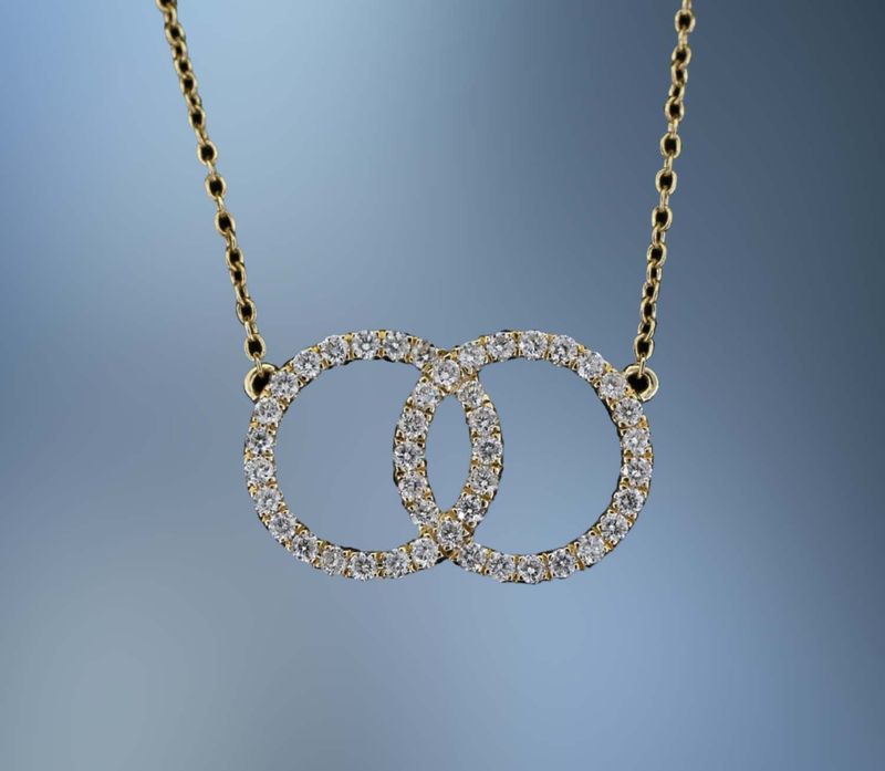 18 KT YELLOW GOLD INTERLOCKING CIRCLE PENDANT FEATURING 44 ROUND BRILLIANT CUT DIAMONDS TOTALING 0.32 CTS