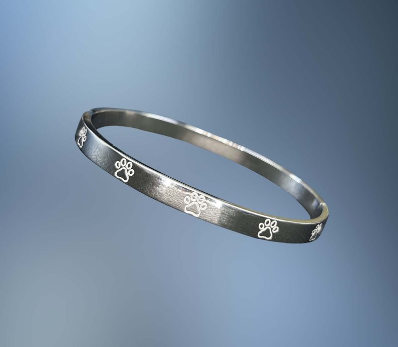 ONE STERLING SILVER BANGLE BRACELECT WITH DOG PAWS