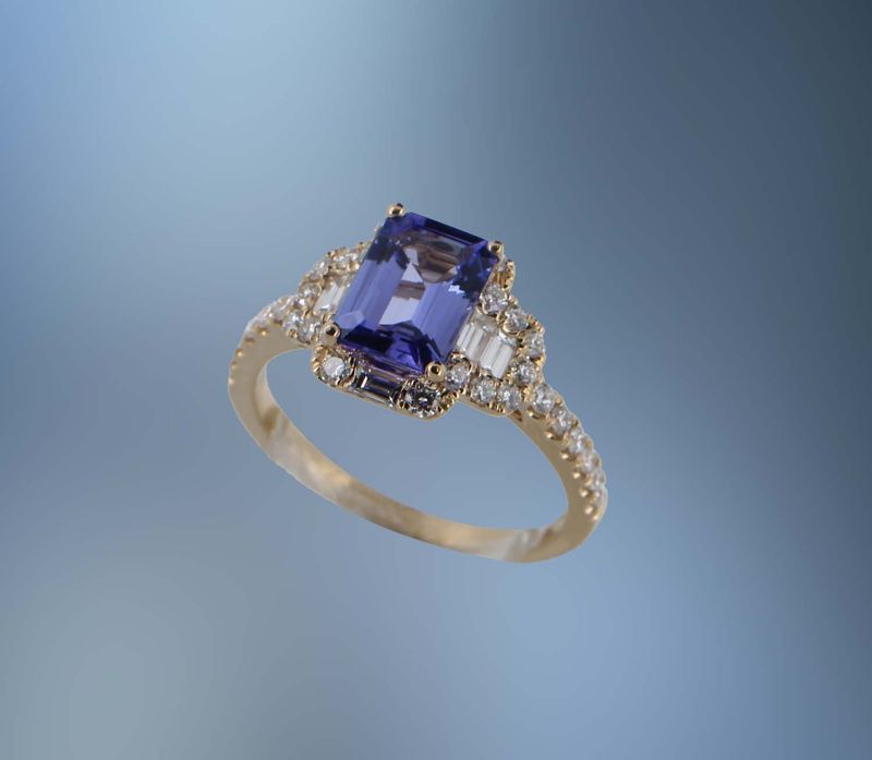 18KT YELLOW GOLD TANZANITE AND DIAMOND RING