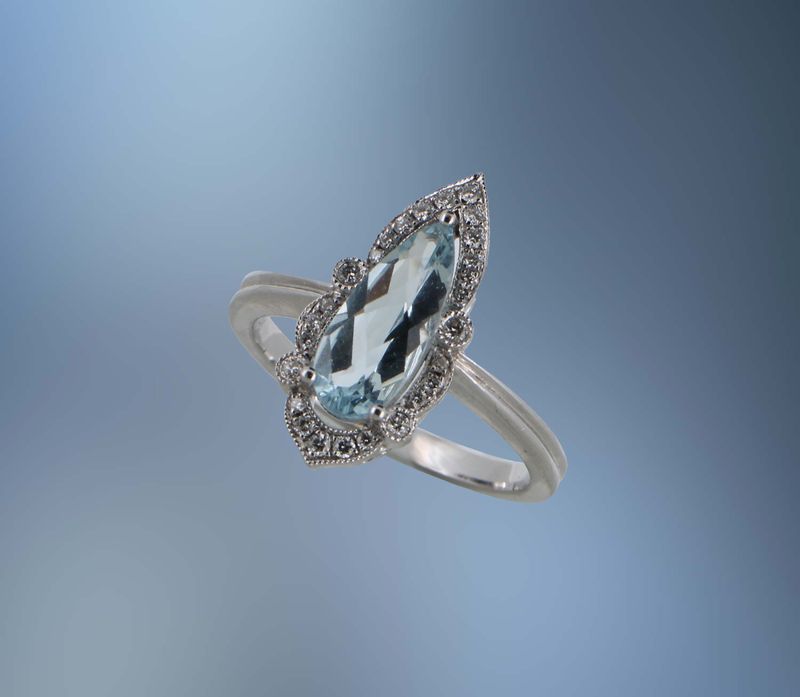 14KT WHITE GOLD DIAMOND AND AQUAMARINE FASHION RING FEATURING 27 ROUND BRILLIANT CUT DIAMONDS TOTALING 0.14CTS AND  1 AQUAMARINE TOTALING 1.35CT