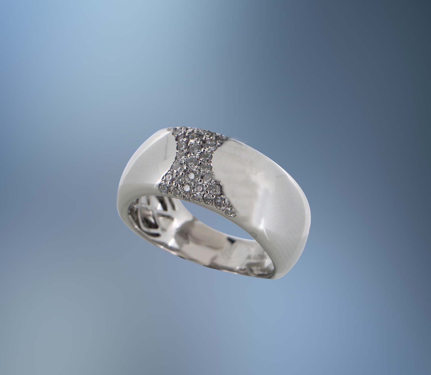 14 KT WHITE GOLD LADIES DIAMOND FASHION RING FEATURING 36 ROUND BRILLIANT CUT DIAMONDS TOTALING 0.34 CTS