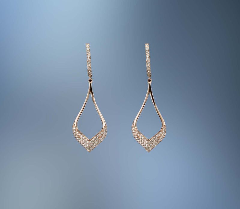 14 KT YELLOW GOLD CHEVRON DESIGN DIAMOND EARRINGS FEATURING 108 PAVE SET ROUND BRILLIANT CUT DIAMONDS TOTALING 0.36 CTS