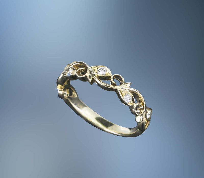 14KT YELLOW GOLD DIAMOND FASHION RING FEATURING 5 ROUND BRILLIANT CUT DIAMONDS WITH A TOTAL WEIGHT OF  0.13CTS