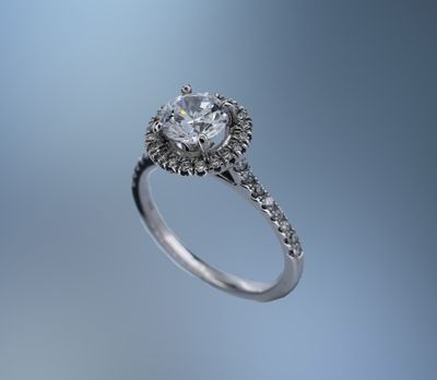 18KT WHITE GOLD HALO STYLE ENGAGEMENT RING