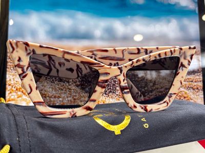 Ivory cat-eye glasses with brown details