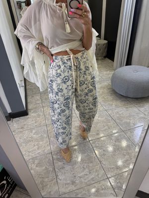 Ivory Blue Flower Detail Bottom