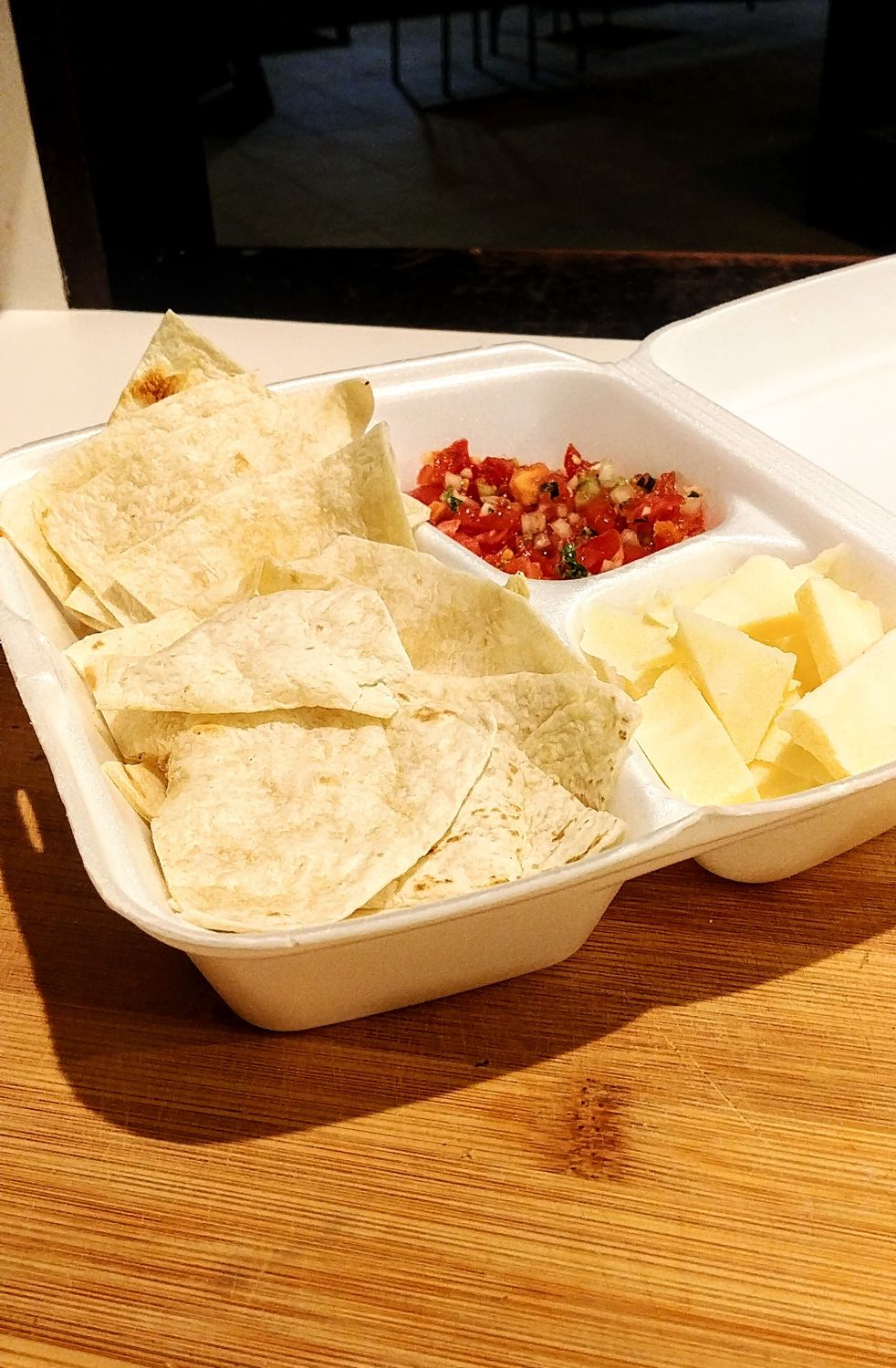 Tray Salsa and Chips x 16 + 200 ml Pebre Salsa + Cheese Pieces