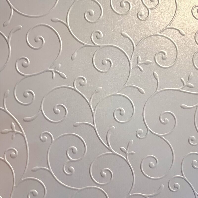 Flourish geprägtes Perlmutt Papier in weiß Flourish geprägtes Perlmutt Papier in weiß