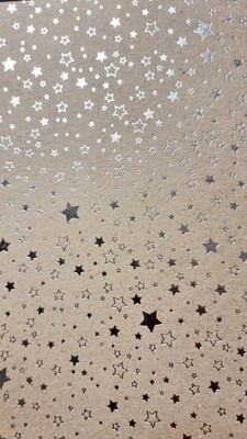 Kraftpapier mit silbernen Sternen