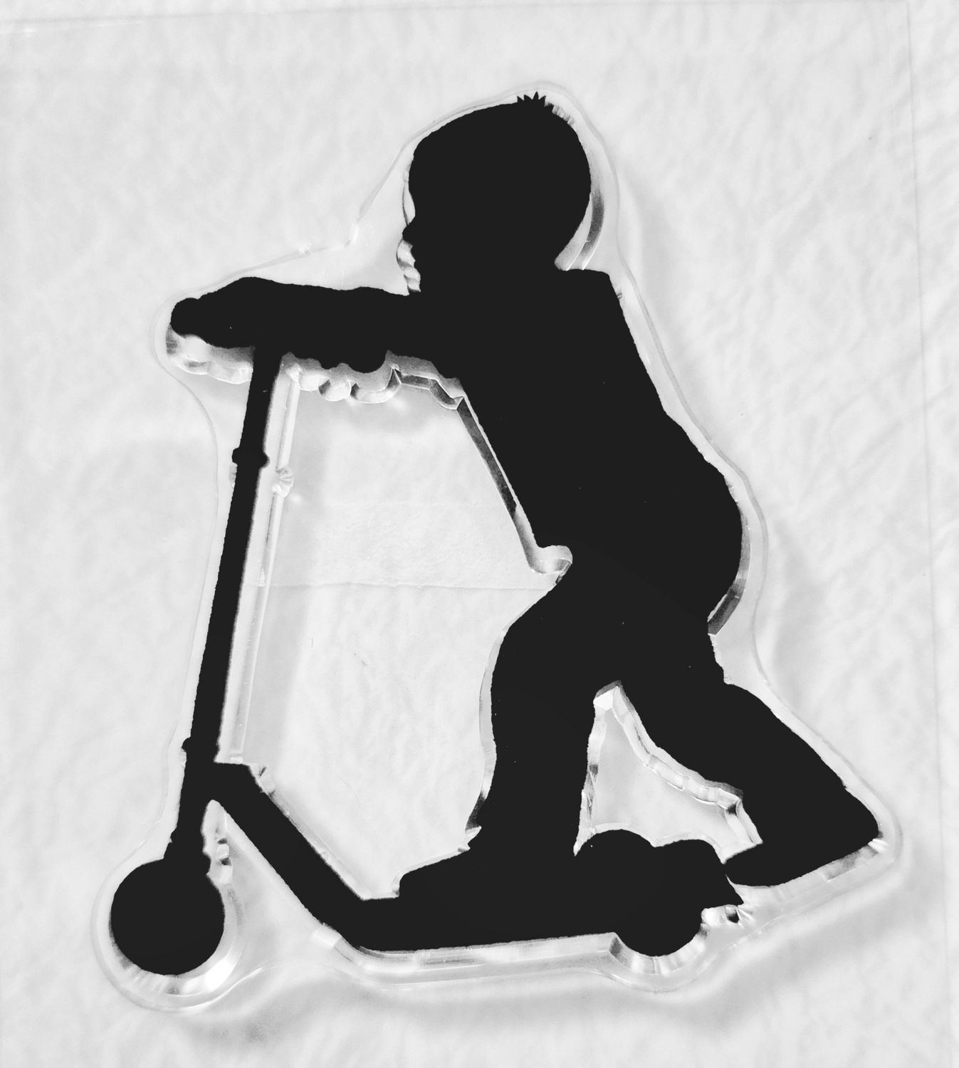 Junge mit seinem Roller