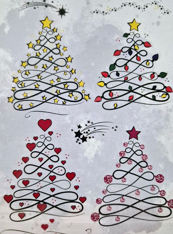 Weihnachtsbaum mit Schmuckelementen