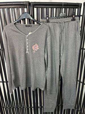 Pijama corazón gris