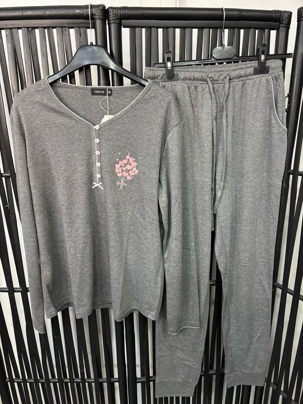 Pijama corazón gris