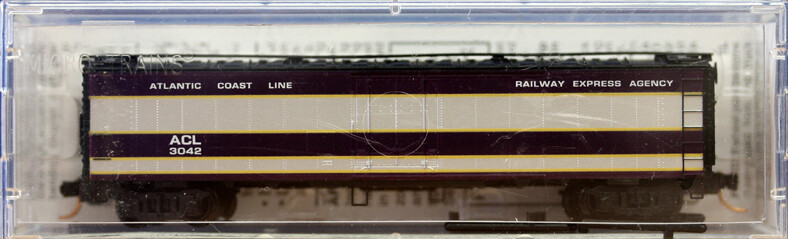 N Scale 52&#39; 2&quot; Riveted Steel Express Reefer, w/ Plug Door - Atlantic Coast Line