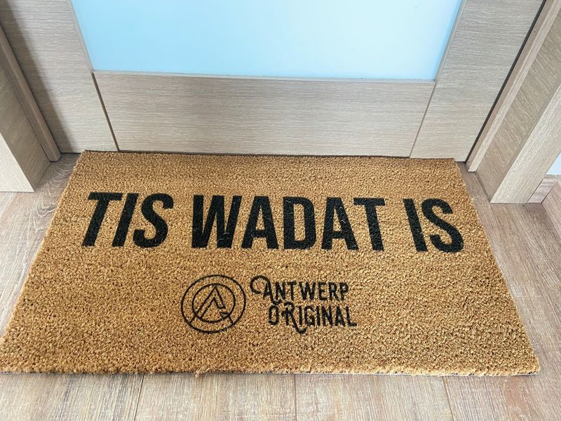 DEURMAT - TIS WADAT IS