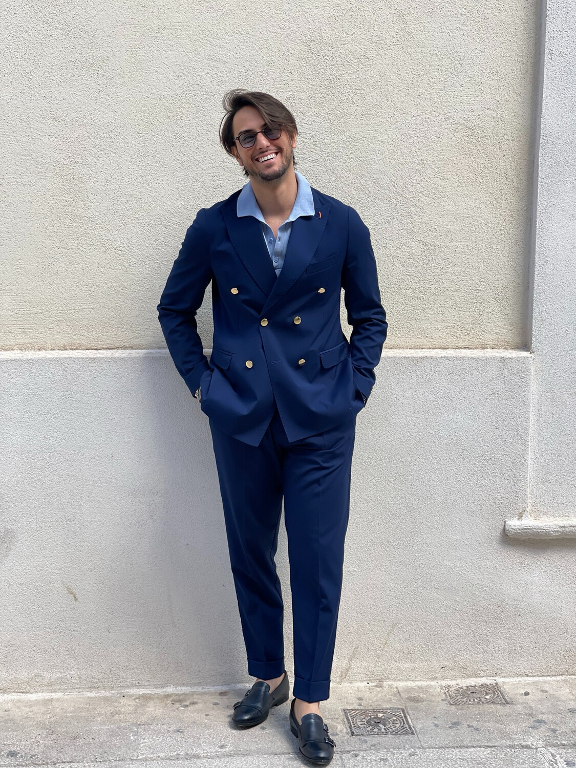 Abito blu doppio petto con bottoni dorati