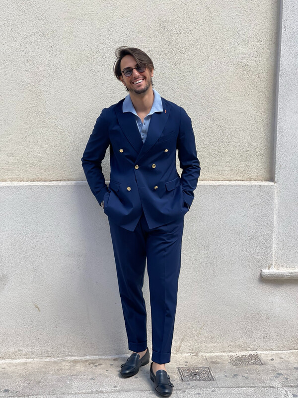 Abito blu doppio petto con bottoni dorati