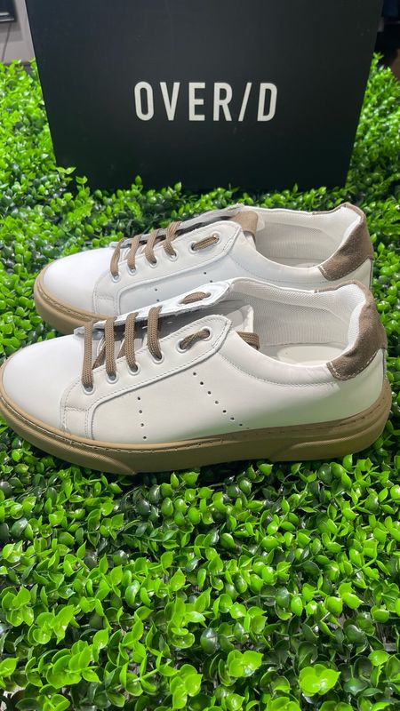 Sneaker con suola alta beige .