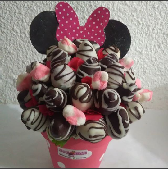 Arreglo de frutas con motivo de Minnie Mouse