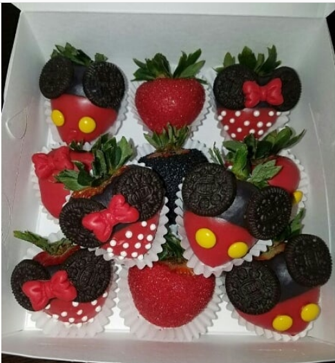 Fresas cubiertas de chocolate con motivo de Mickey Mouse