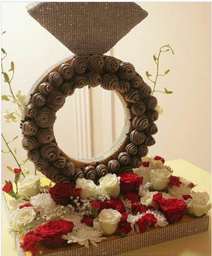 Arreglo de Frutas en forma de Anillo de compromiso