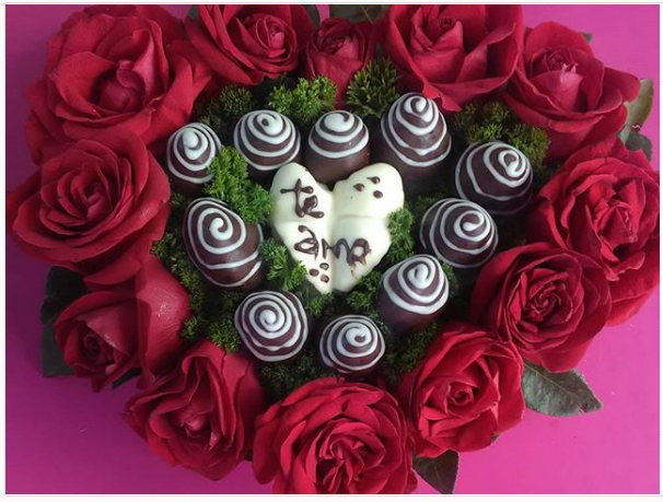 Arreglo de Frutas y Flores en forma de corazón