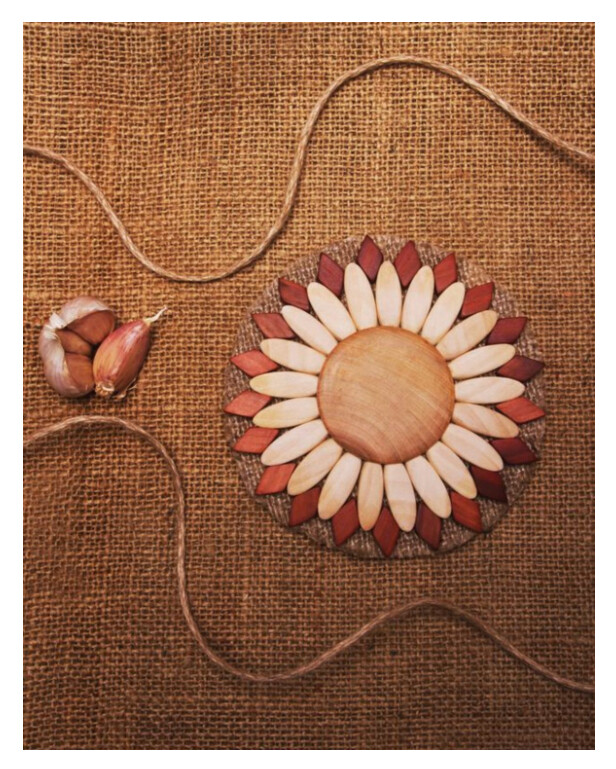 Wooden coster for hot ware in the shape of a flower MH-PE