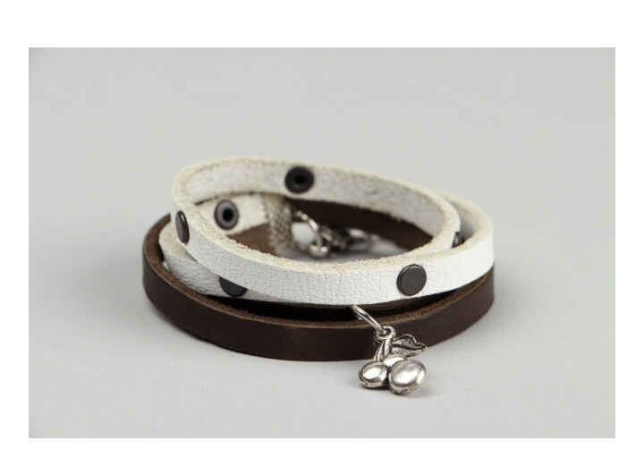 Leather bracelet with rivets. MH-RE