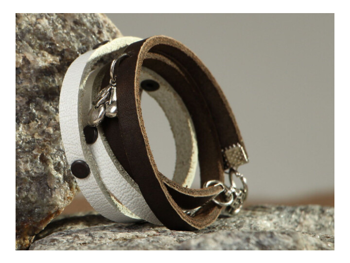 Leather bracelet with rivets. MH-RE