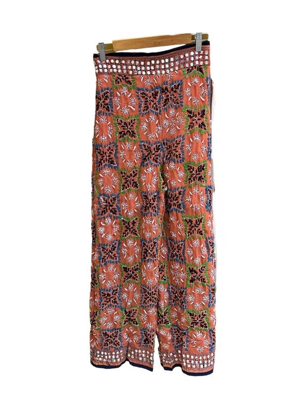 Pantalón bordado