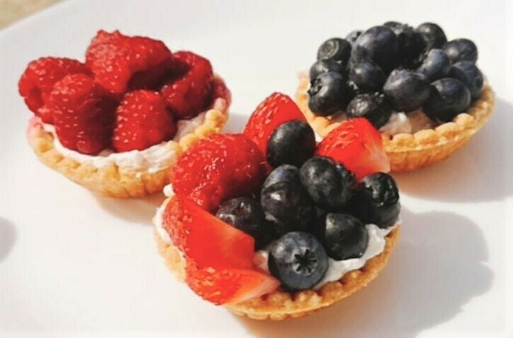 Vegan tart shells with vanilla custard and fruits