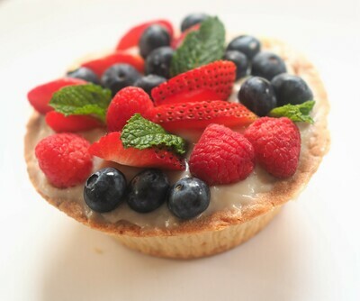 5" vegan tart shell with vanilla custard and fruits.