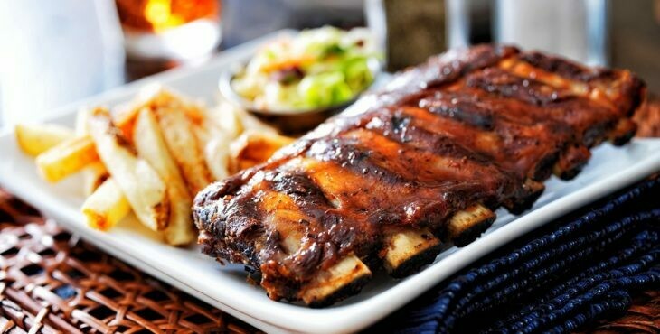 Costillas de cerdo a la parrilla con salsa BBQ