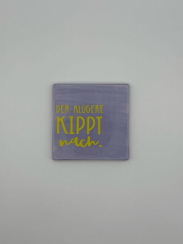 Sprichwortkachel „der Klügere kippt nach“ Sprichwortkachel „der Klügere kippt nach“