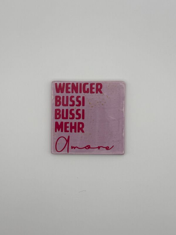 Sprichwortkachel „weniger bussi bussi, mehr amore“ Sprichwortkachel „weniger bussi bussi, mehr amore“
