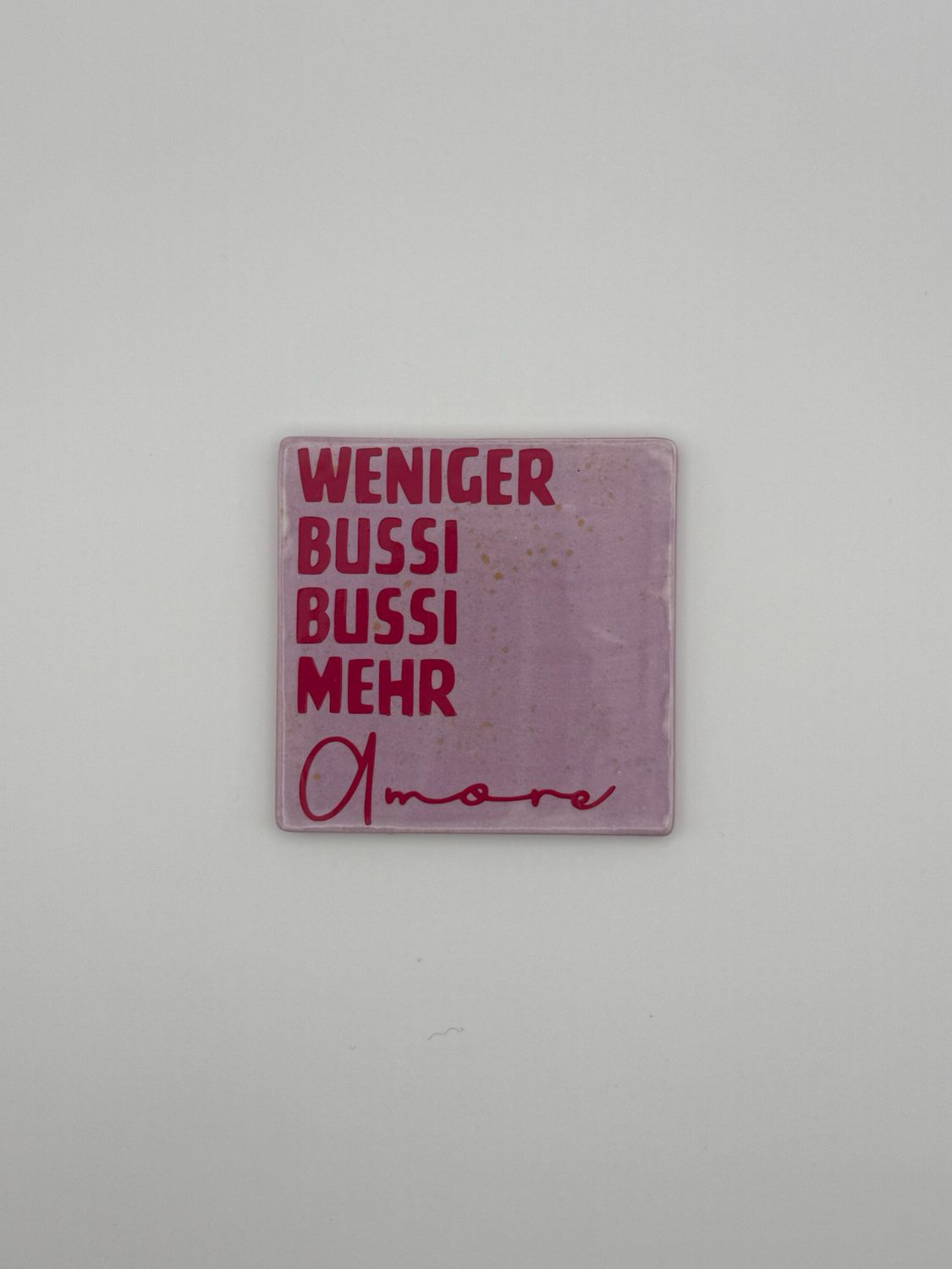 Sprichwortkachel „weniger bussi bussi, mehr amore“