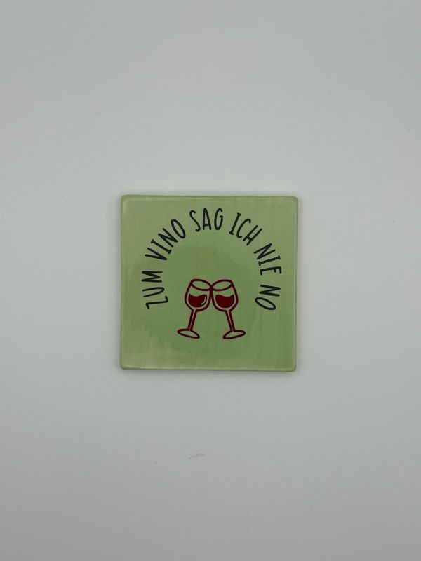Sprichwortkachel „zum vino sag ich nie no“ Sprichwortkachel „zum vino sag ich nie no“