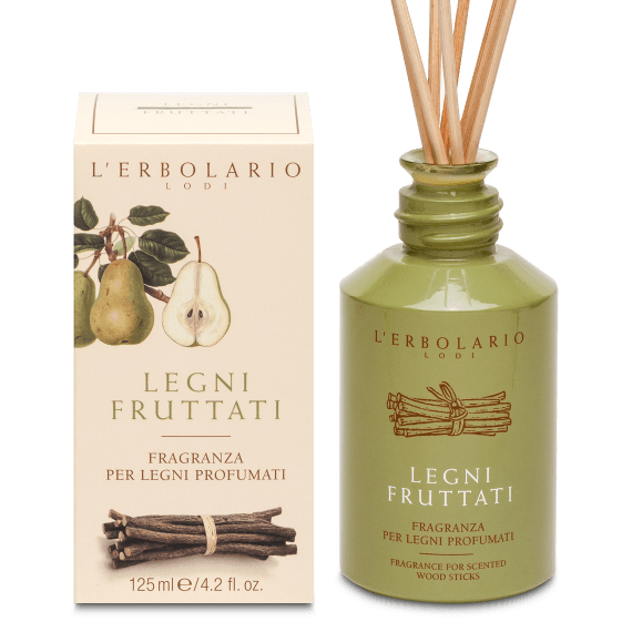 Fragranza per Legni Profumati Legni Fruttati
Il rigore dei legni e la dolcezza dei frutti si incontrano in questa profumazione per l'ambiente