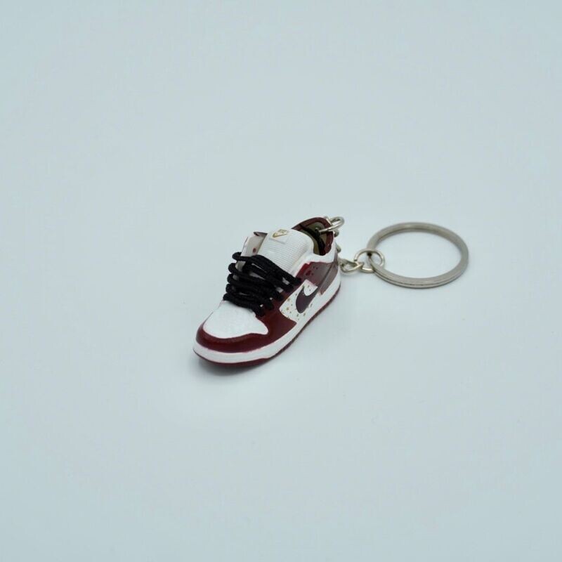 SNEAKR Keychain Nike SB Dunk Low Supreme Stars Barkroot Brown