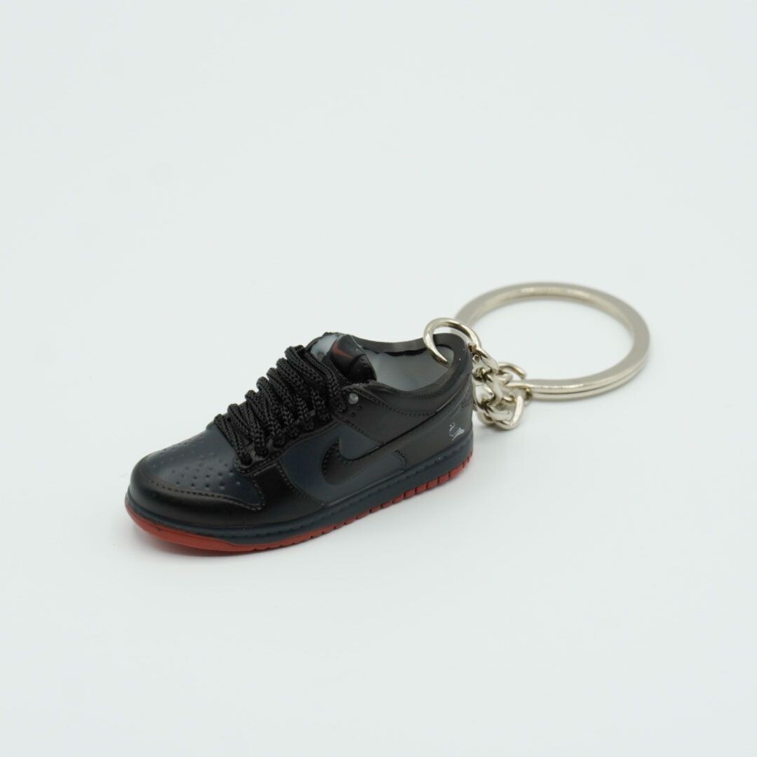 SNEAKR Keychain SB Dunk Black Pigeon