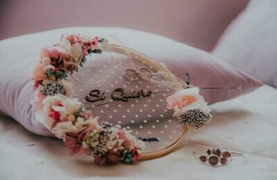 Bastidor de Flores Preservadas – El Porta Alianzas Perfecto para tu Boda