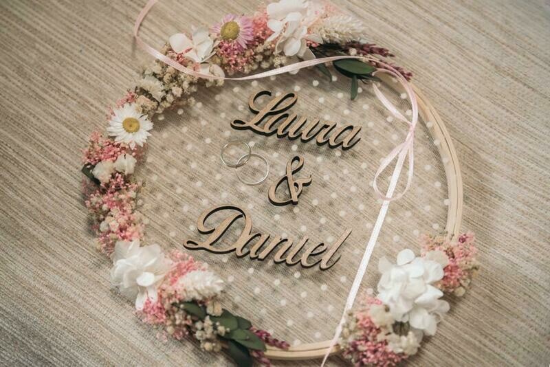 Bastidor de Flores Preservadas – El Porta Alianzas Perfecto para tu Boda